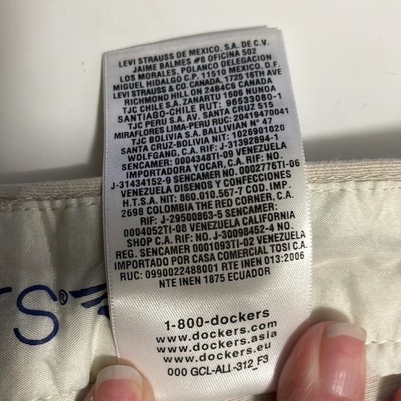 Dockers khaki shorts size 6 with D Ring Belt - Picture 5 of 8